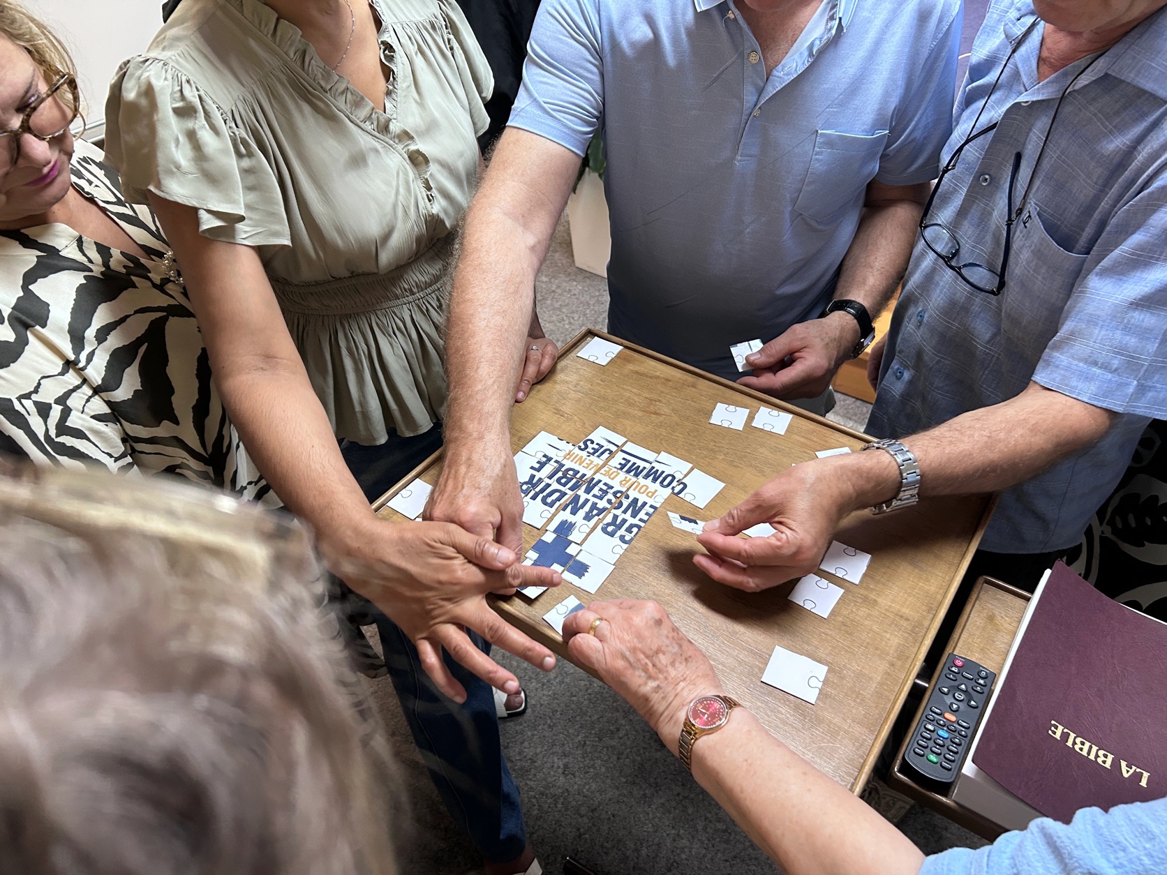 Un groupe de l'Église 3D assemblant ensemble un puzzle « Grandir ensemble pour devenir comme Jésus »